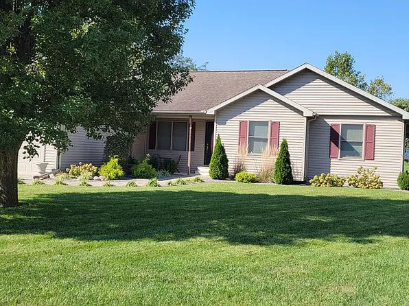 34 Coyote Dr, Carlinville, IL 62626