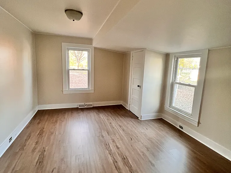 931 Albert St — Photo 10