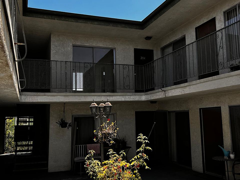 1st image of 2220 W Victory Blvd #204