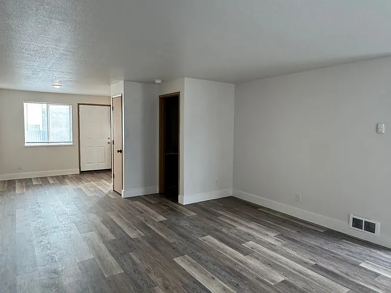 2007 SW Timber Ave #10 — Photo 3