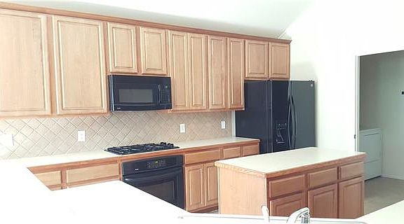 5th image of 800 Cresthaven Dr
