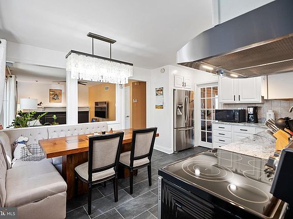 4th image of 110 Westbury Ct