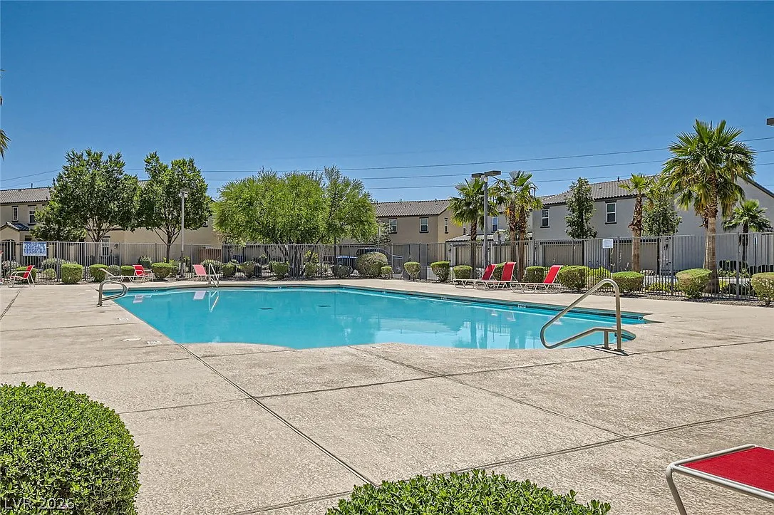 3 bed, 2.0 bath, 1298 sqft, $2,797 — Photo 2