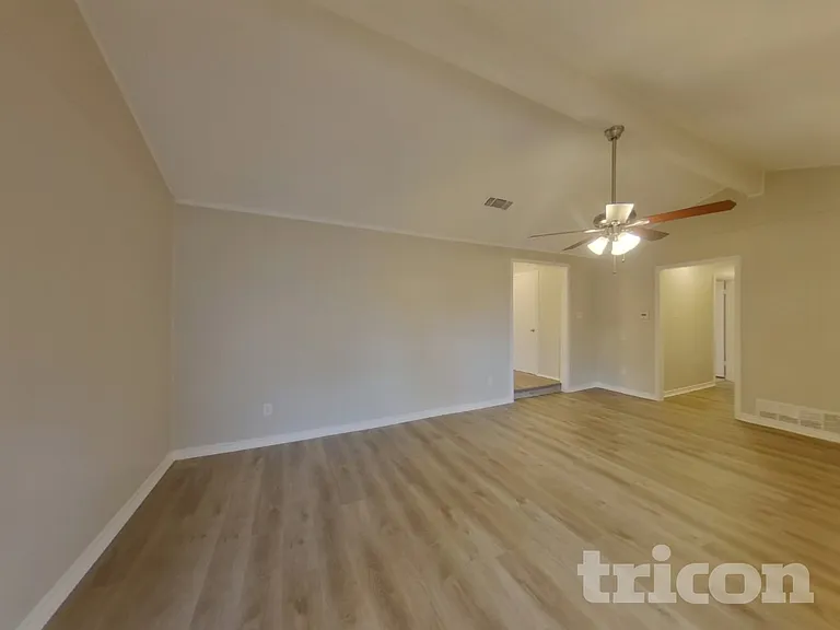 1020 Almond Dr — Photo 2