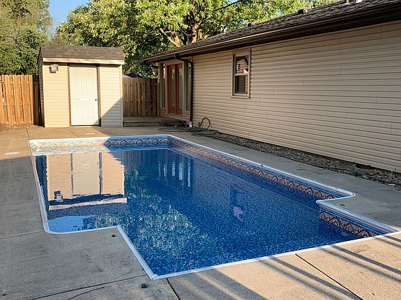 3rd image of 831 Evergreen Dr