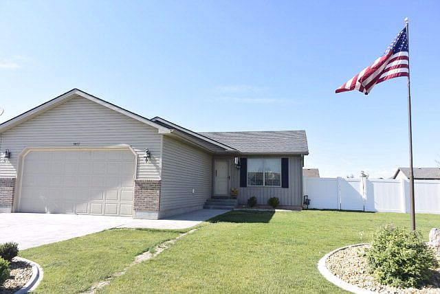 1st image of 3031 E Larson Dr
