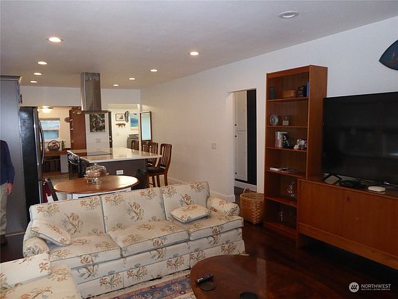 4th image of 501 E 2nd St