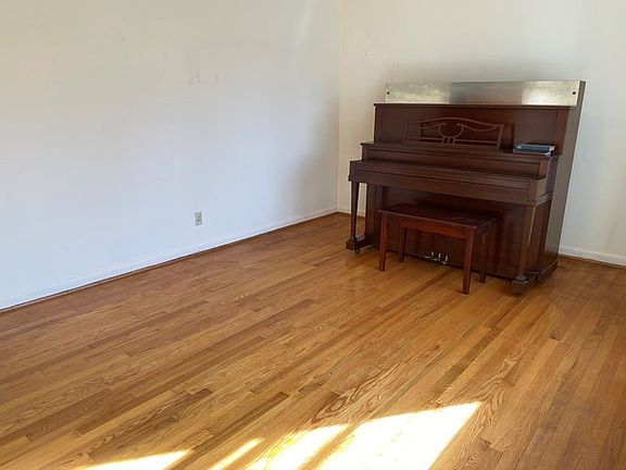 5th image of 802 Surry Dr