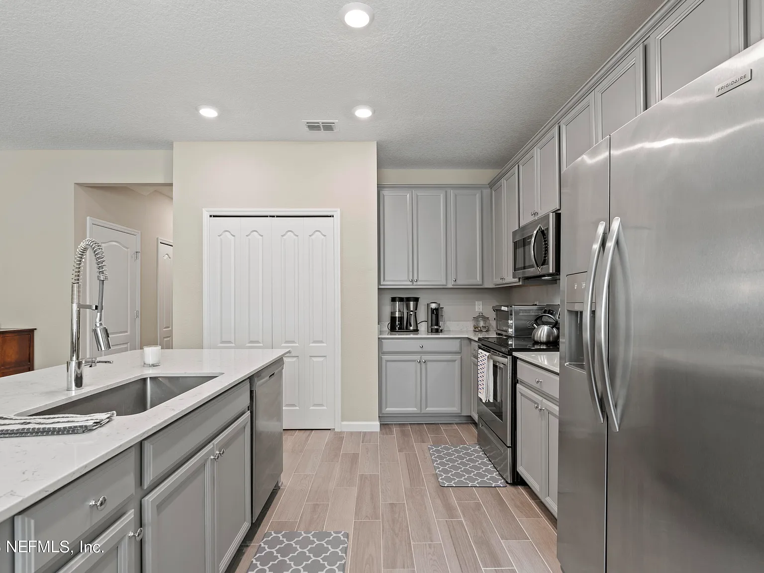 3 bed, 2.5 bath, 1700 sqft, $2,150 — Photo 3