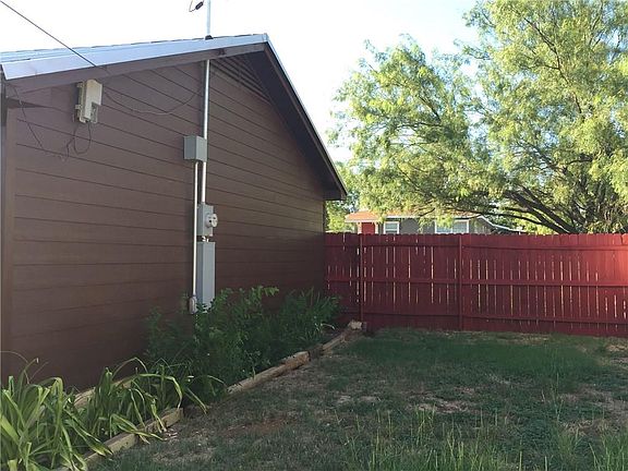 2nd image of 1107 W Lindsey St