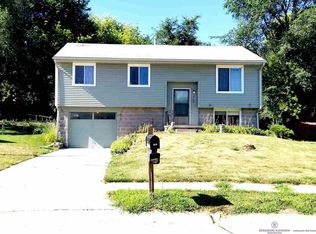 5140 Madison Cir, Omaha, NE 68117