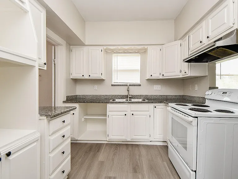 5049 Jefferson St #B — Photo 12