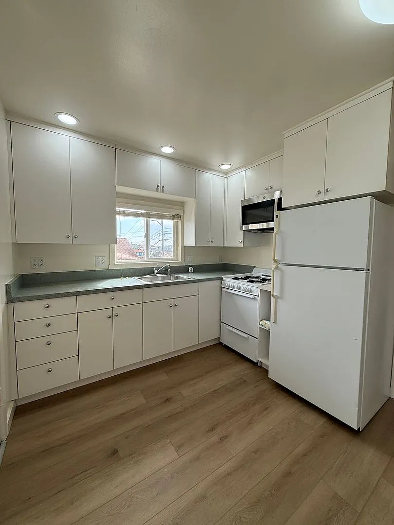 Charming 1-Bedroom Home with Bonus Room & 2-Car Garage in SSF — Photo 3