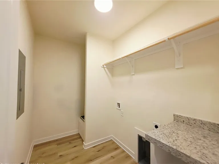 142 E Martin Luther King Dr — Photo 16