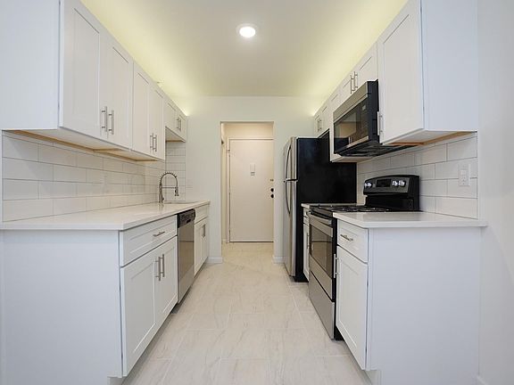 4th image of 224 Medford Ct