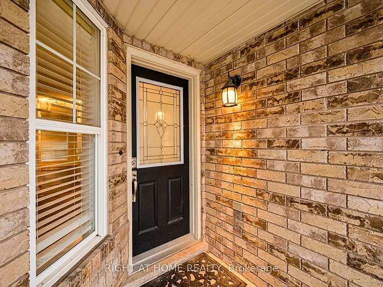 842 Luxton Dr — Photo 2