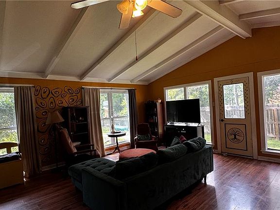 3rd image of 6 Oak Park Dr