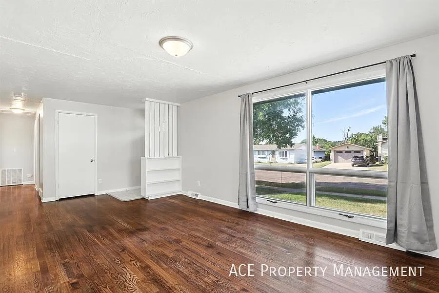 3 bed, 2050 sqft, $1,845 — Photo 1