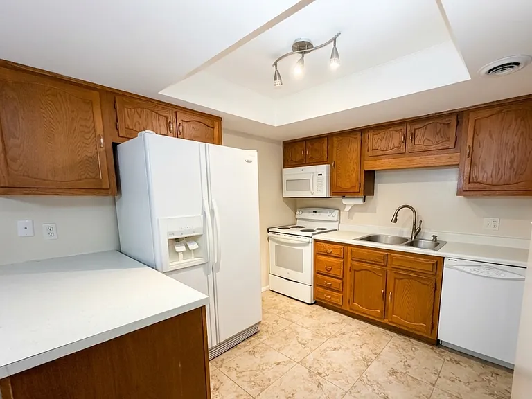 1404 Bradley Dr #B-213 — Photo 2