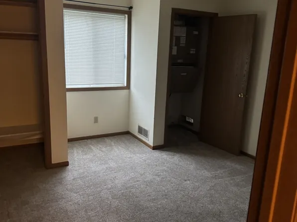 8821 S Wood Creek Dr #10, Oak Creek, WI 53154
