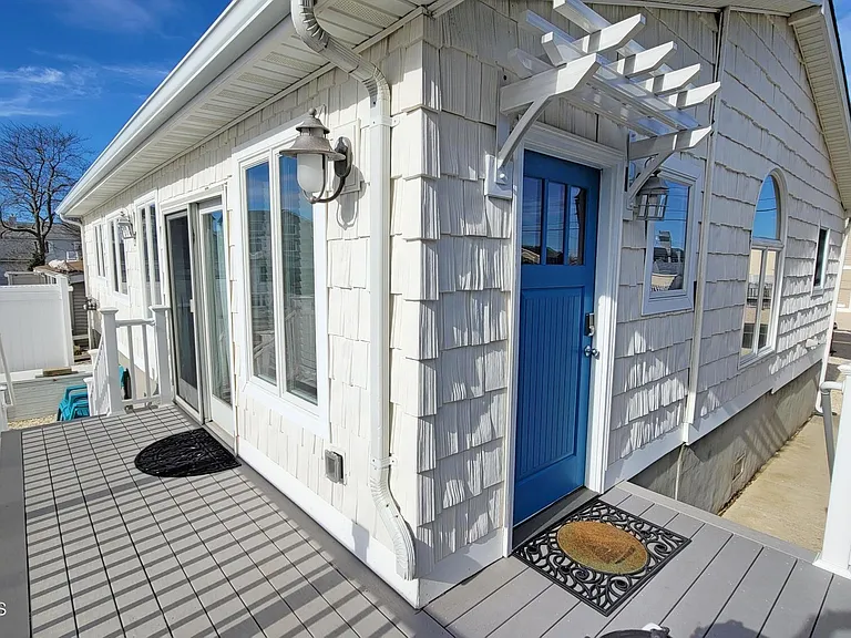 115 Charles Blvd — Photo 16