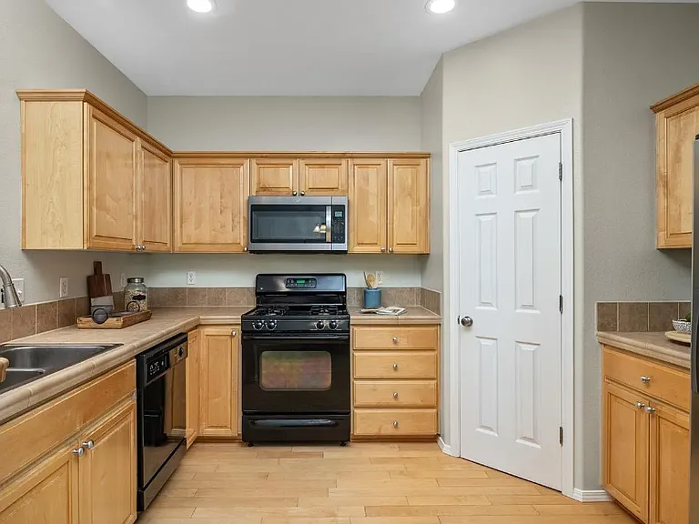 2283 NW Oak Knoll Pl — Photo 2