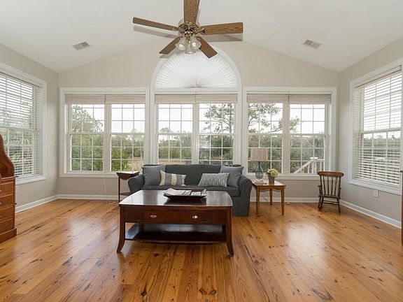 3rd image of 3559 Stockton Dr