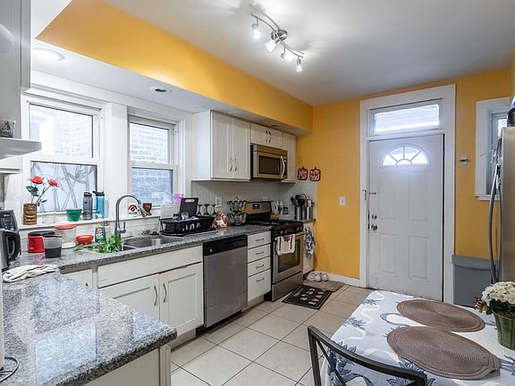 3rd image of 2443 W Foster Ave #2