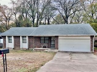 210 S Edgewood Dr, Coffeyville, KS 67337