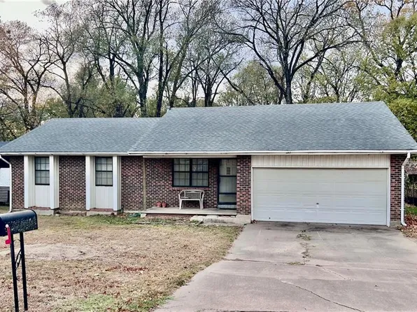 210 S Edgewood Dr, Coffeyville, KS 67337