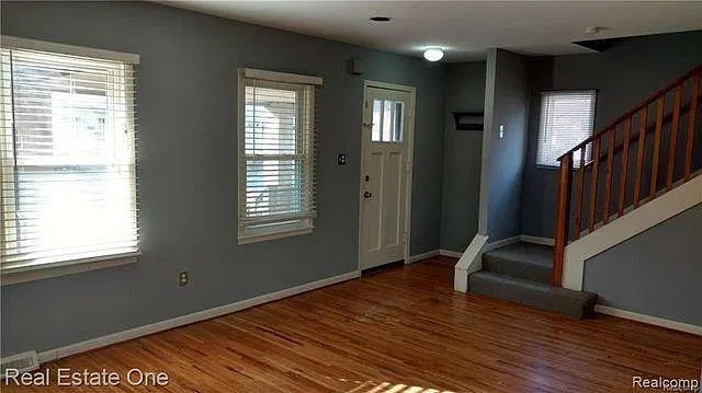 3 bed, 1.0 bath, 1102 sqft, $2,450 — Photo 4