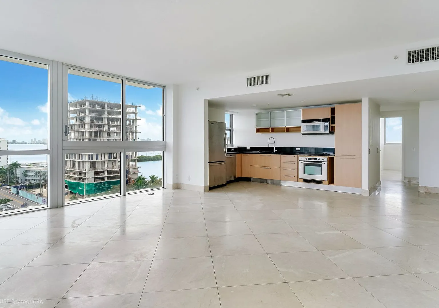 Spacious 3-Bedroom Bayfront Residence in North Bay Village — Photo 2