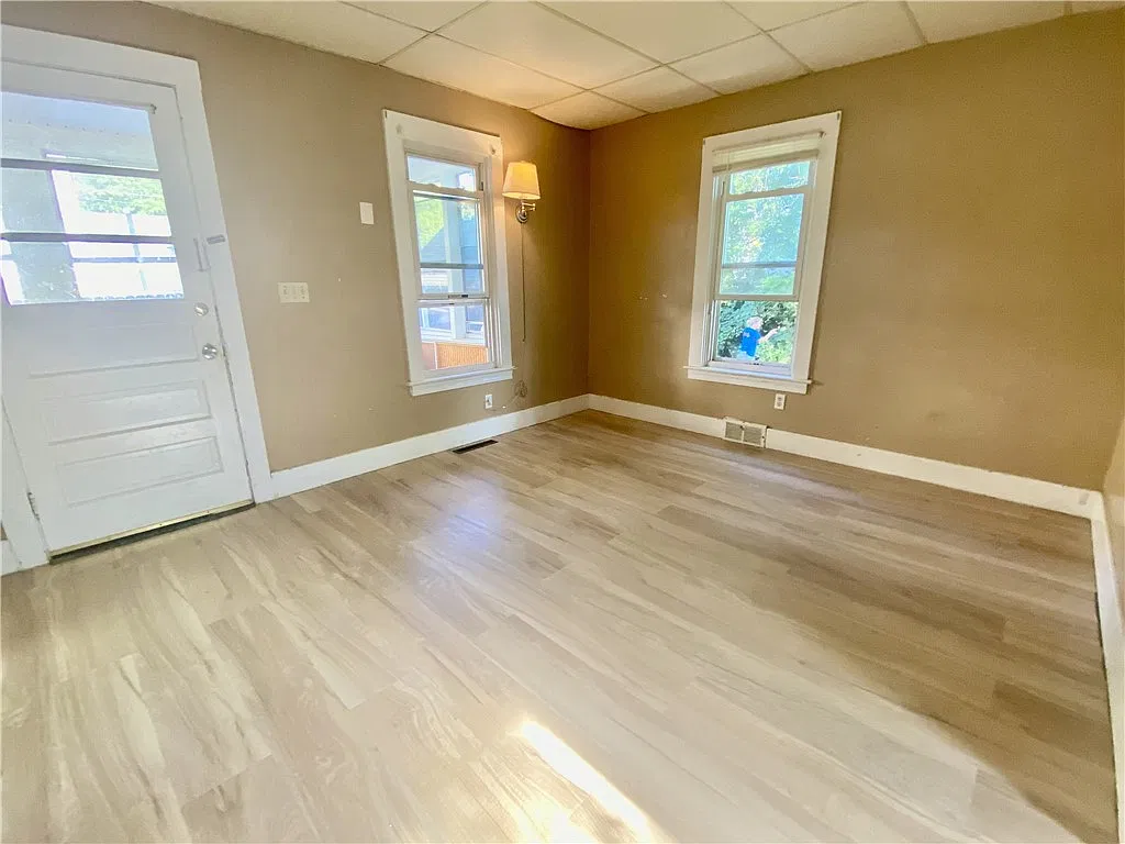 3 bed, 1.0 bath, 1253 sqft, $1,650 — Photo 3