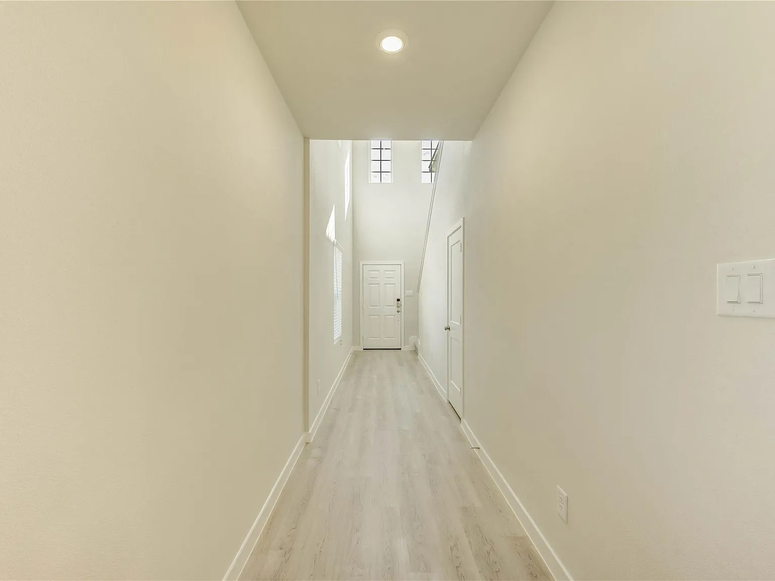 5 bed, 3.0 bath, 2493 sqft, $2,500 — Photo 3