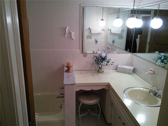5th image of 235 E Daffon Dr