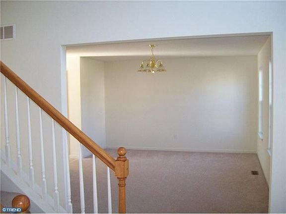 4th image of 636 W Pine St