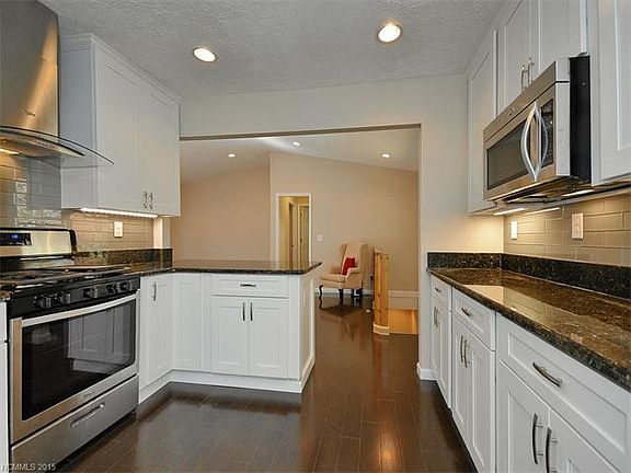4th image of 703 Dawnwood Ln