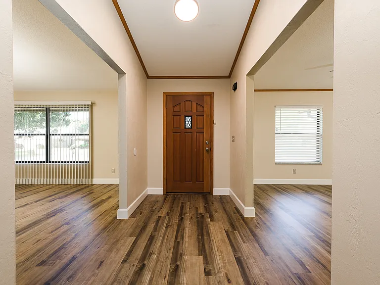 1523 Poplar Dr — Photo 5