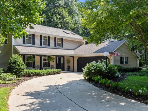 1570 Deerfield Dr, Oshkosh, WI 54904