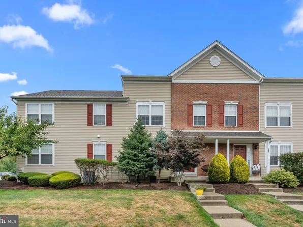 106 Goldfinch Ct #246, Warrington, PA 18976