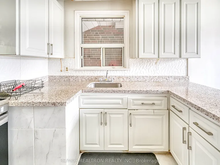 93 Mountland Dr #MAIN FLOOR — Photo 10