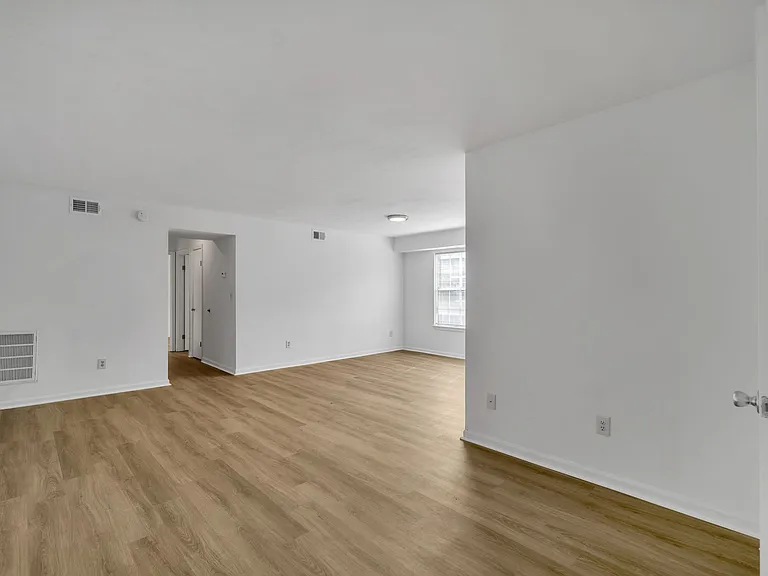 Amhurst III Apartments — Photo 8