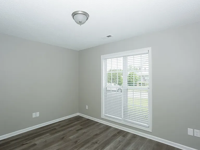 1004 Ayrshire Ln — Photo 13