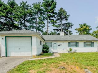 25 Sherwood Ln, Willingboro, NJ 08046