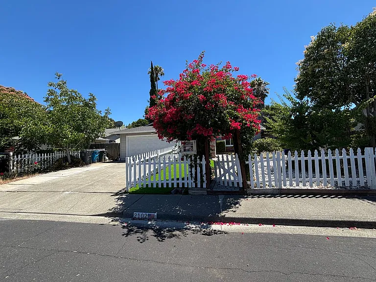 2102 California Dr — Photo 2