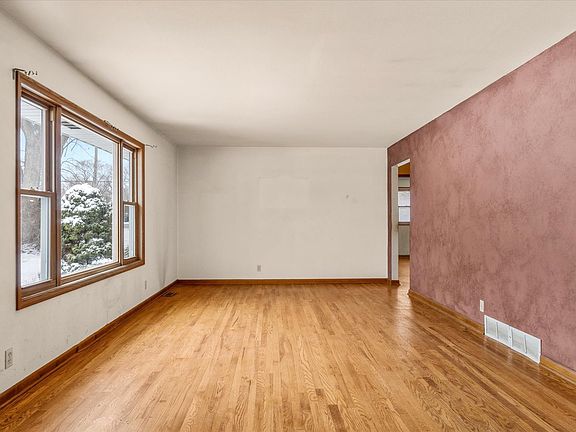 3rd image of 906 Lindenwood Dr