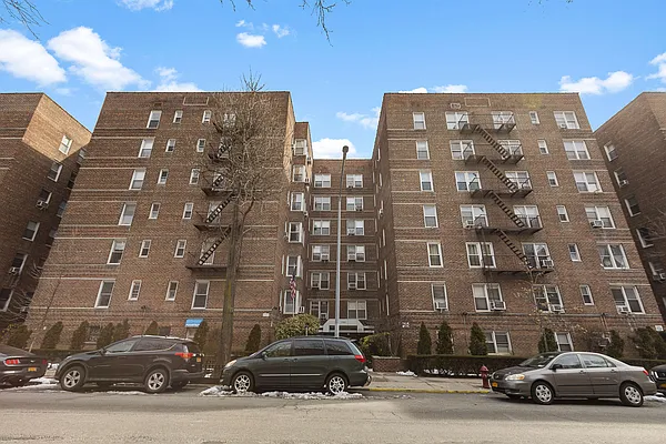 Sold by Thomas Lipovetsky, LREB | media 13