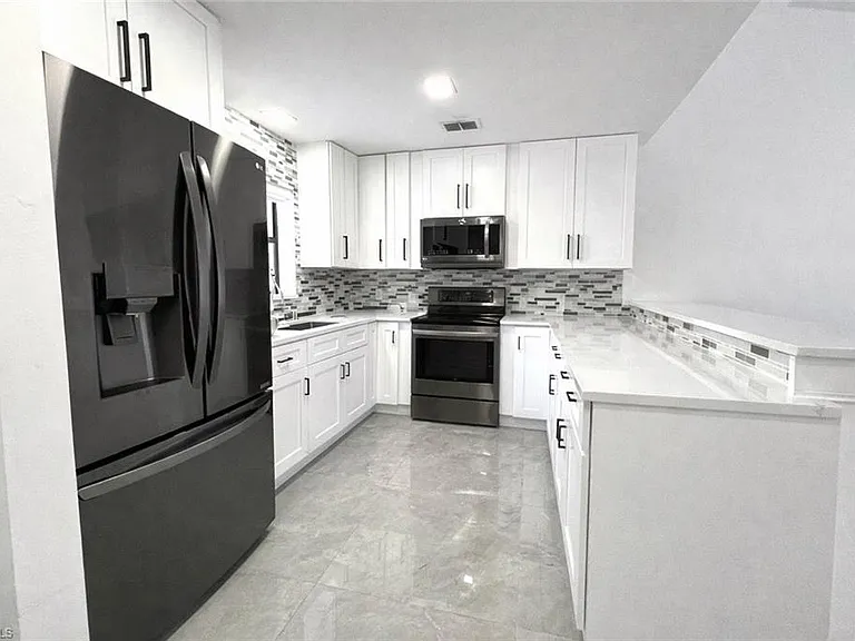 3767 Golden Gate Blvd E — Photo 4