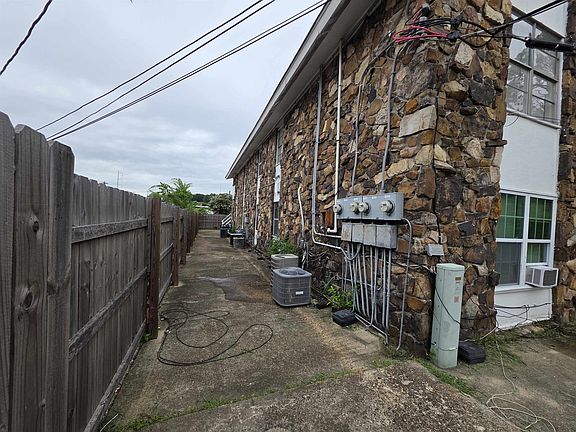 4th image of 3969 Southlawn Ave