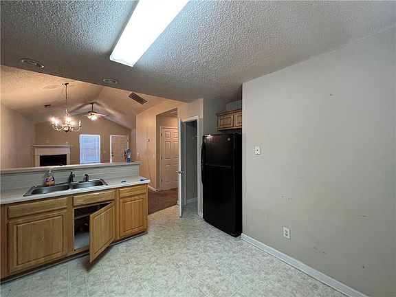 5th image of 124 London Dr